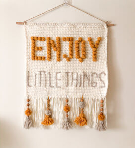 Read more about the article “ENJOY LITTLE THINGS” CROCHET WALL HANGING